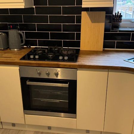 Bloxwich One Bedroom Apartment In Walsall Sleeps 4 Free Wifi By Villazu מראה חיצוני תמונה