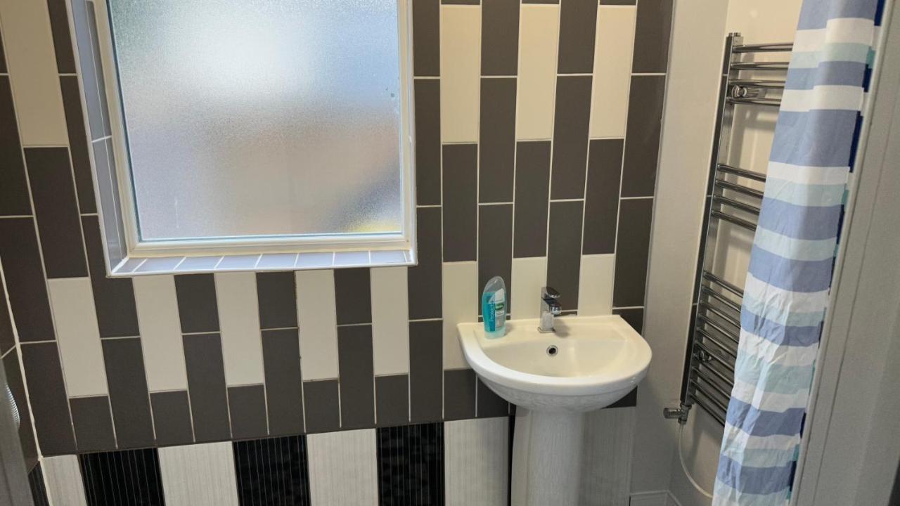 Bloxwich One Bedroom Apartment In Walsall Sleeps 4 Free Wifi By Villazu מראה חיצוני תמונה