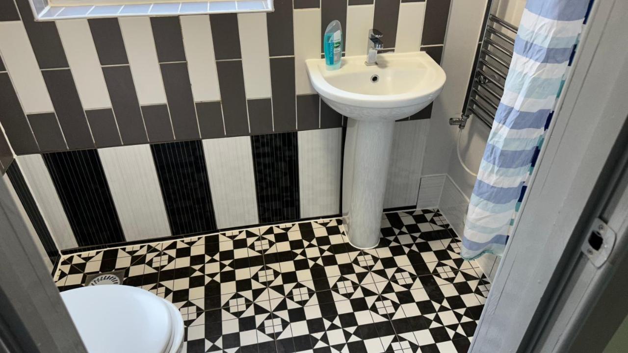 Bloxwich One Bedroom Apartment In Walsall Sleeps 4 Free Wifi By Villazu מראה חיצוני תמונה