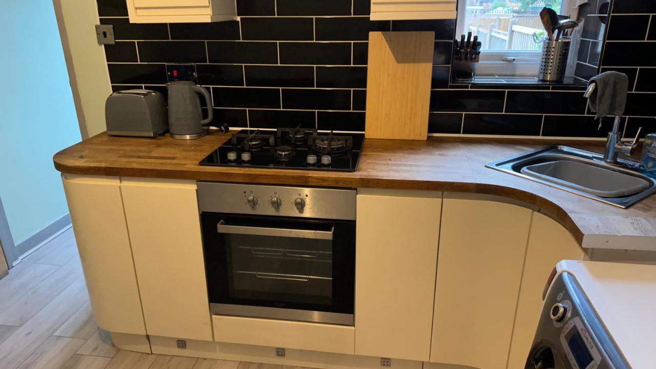 Bloxwich One Bedroom Apartment In Walsall Sleeps 4 Free Wifi By Villazu מראה חיצוני תמונה