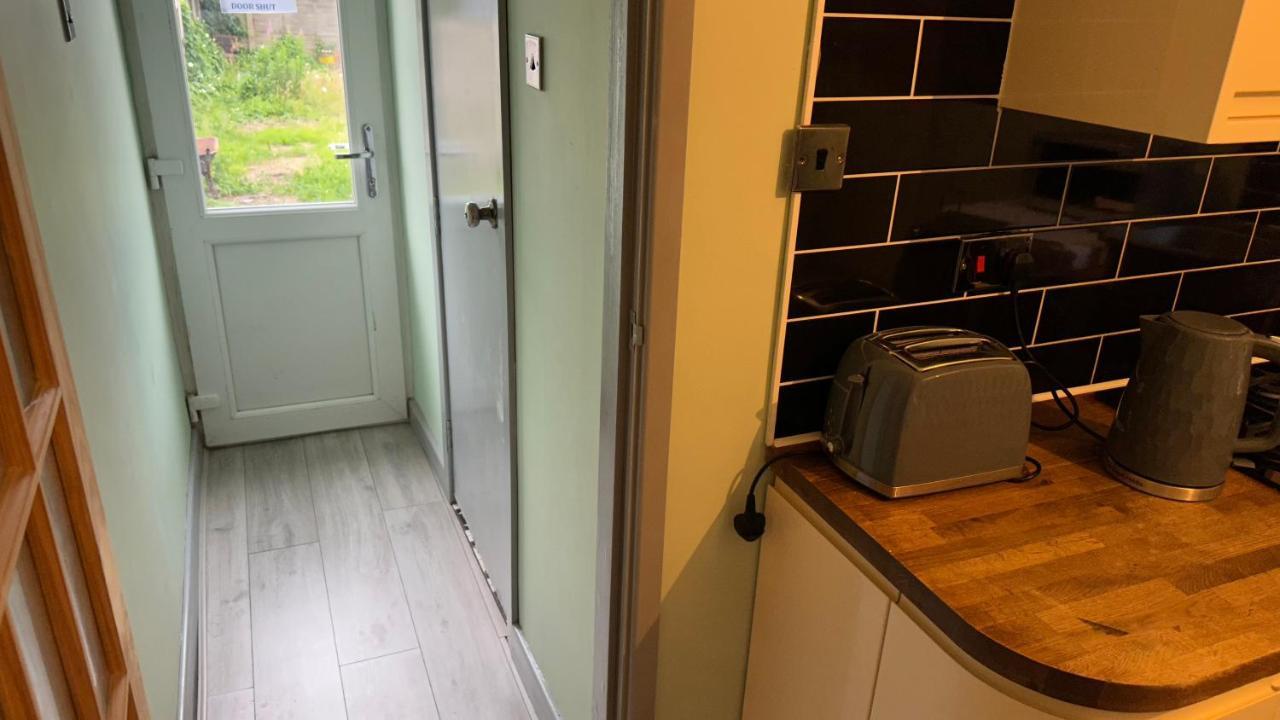 Bloxwich One Bedroom Apartment In Walsall Sleeps 4 Free Wifi By Villazu מראה חיצוני תמונה